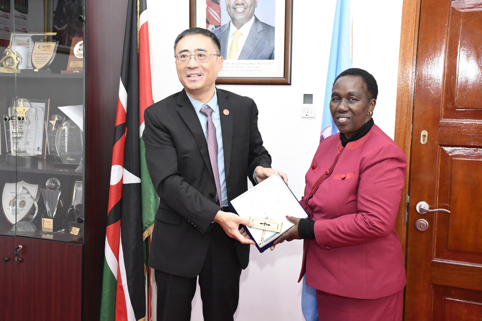 Vice President of SUEP, Prof. Fu Yang with the Vice-Chancellor, UoN, Prof. Jesang Hutchinson